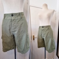 Green H&M shorts	